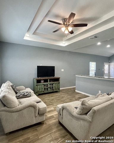 Listing photo id 1 for 1214 Chalmers Ave