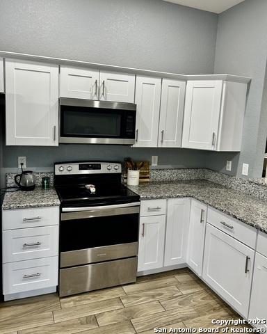 Listing photo id 4 for 1214 Chalmers Ave