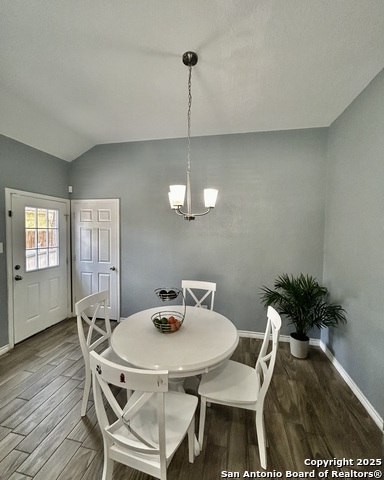 Listing photo id 5 for 1214 Chalmers Ave