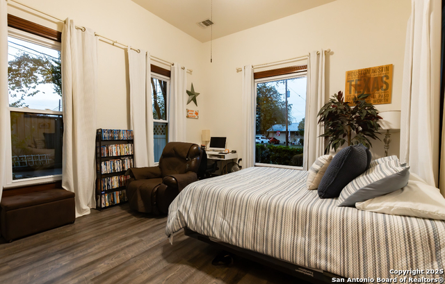 Listing photo id 18 for 805 20th  