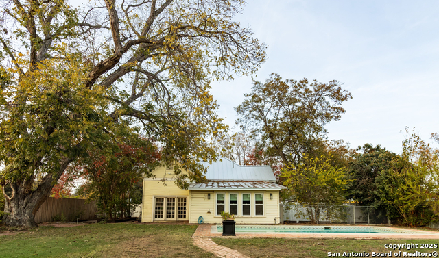 Listing photo id 25 for 805 20th  