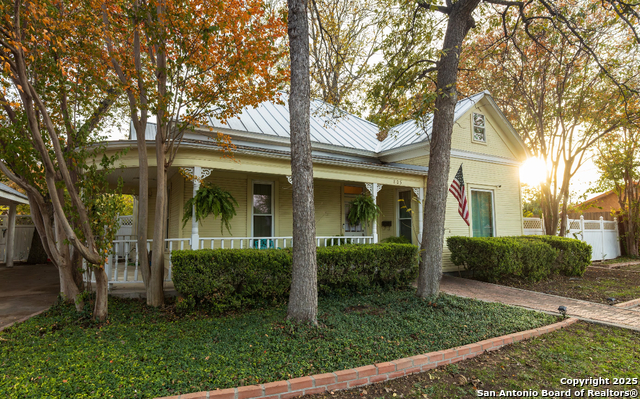 Listing photo id 1 for 805 20th  