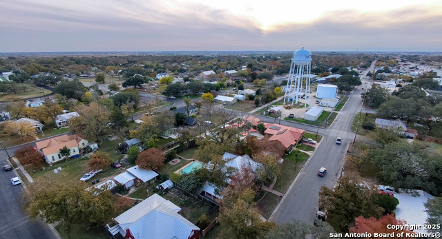 Listing photo id 28 for 805 20th  