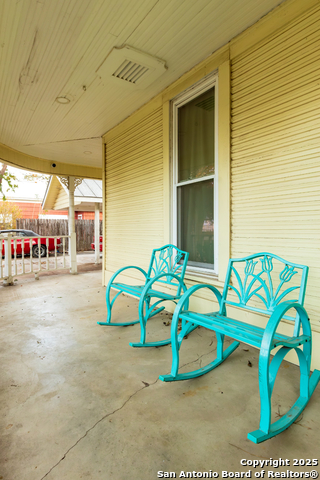 Listing photo id 2 for 805 20th  