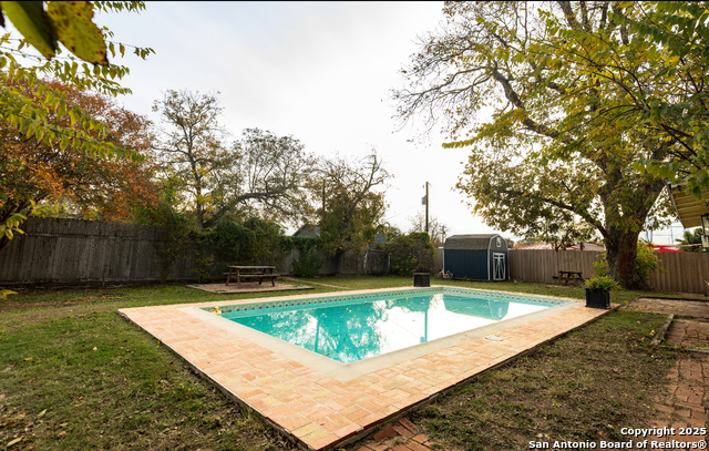 Listing photo id 5 for 805 20th  