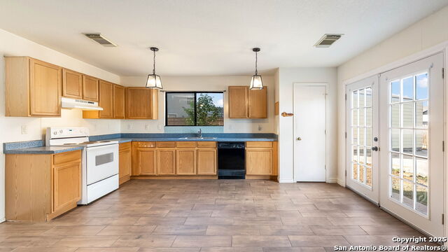 Image 6 of 19 For 8902 Sungate Bay