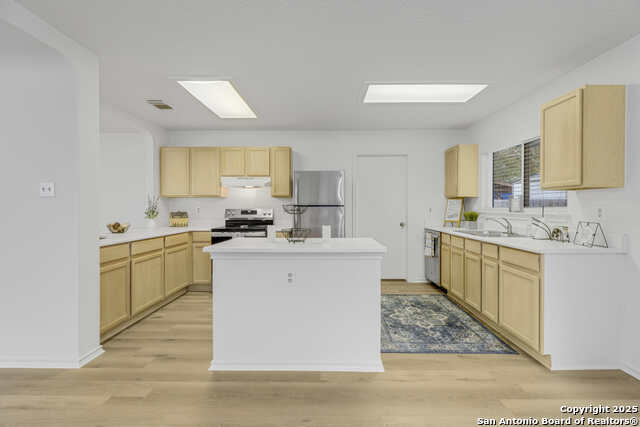 Listing photo id 11 for 7906 Swindow Circle