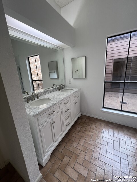 Image 7 of 17 For 516 Thelma  