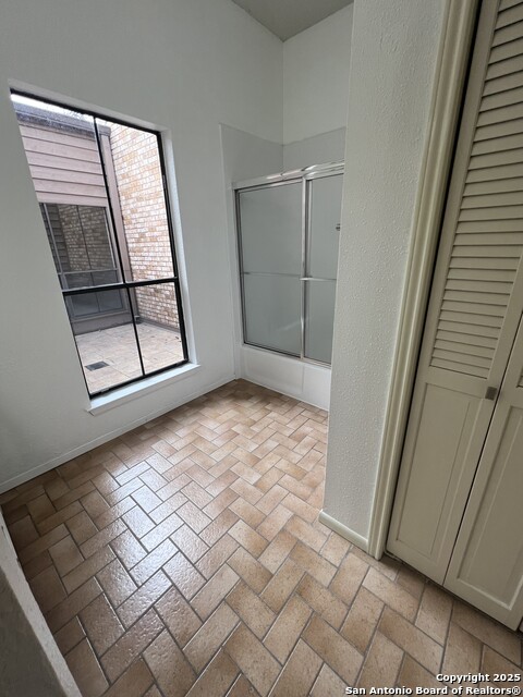 Image 8 of 17 For 516 Thelma  