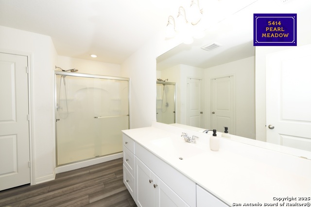 Listing photo id 11 for 5414 Pearl Meadow