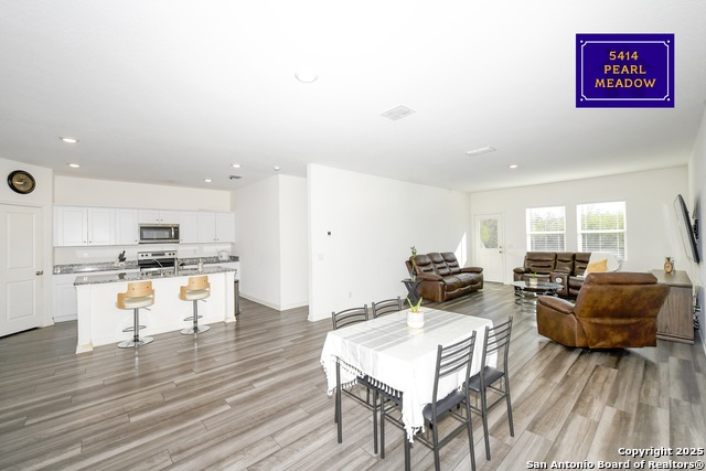 Listing photo id 1 for 5414 Pearl Meadow