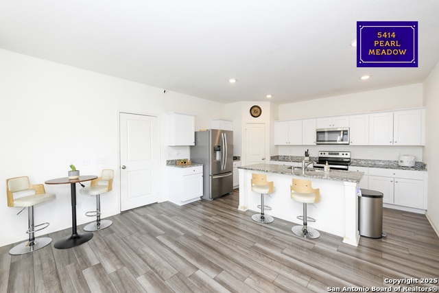 Listing photo id 2 for 5414 Pearl Meadow