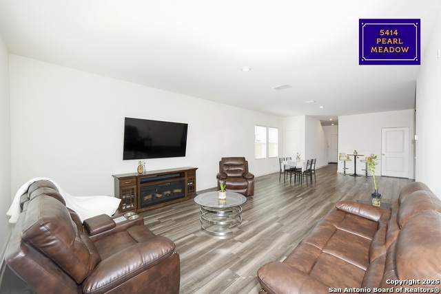 Listing photo id 3 for 5414 Pearl Meadow