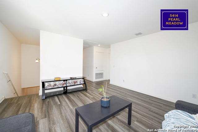 Listing photo id 4 for 5414 Pearl Meadow