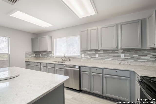 Listing photo id 11 for 7403 Legend Point Dr