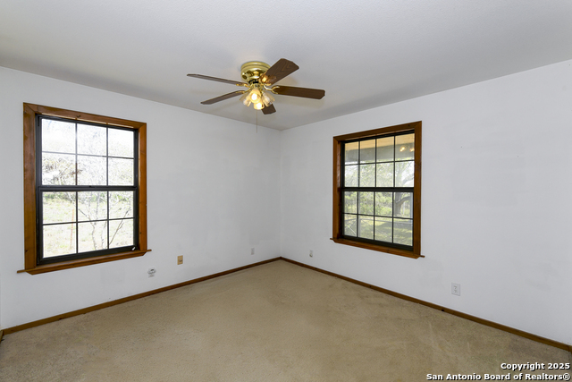 Listing photo id 11 for 904 Eagle Creek