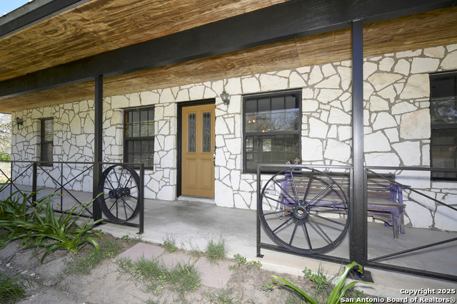 Listing photo id 3 for 904 Eagle Creek