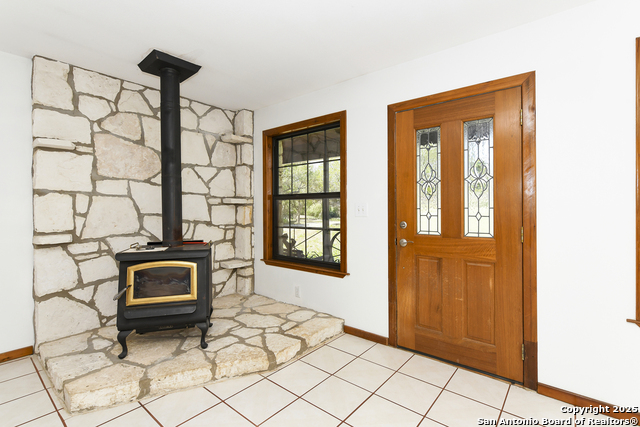 Listing photo id 4 for 904 Eagle Creek