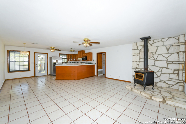 Listing photo id 5 for 904 Eagle Creek