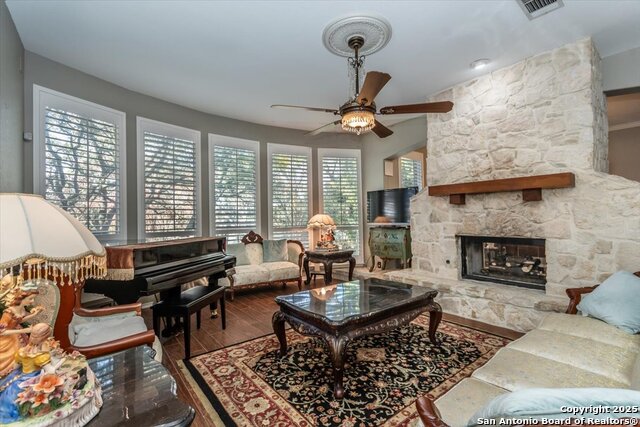 Listing photo id 8 for 19539 Crystal Oak