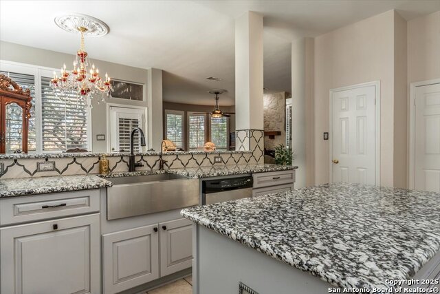 Listing photo id 5 for 19539 Crystal Oak