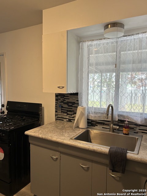 Image 7 of 13 For 215 Tansyl