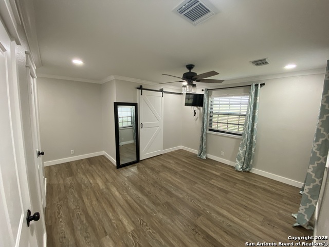 Listing photo id 8 for 606 Phelps S