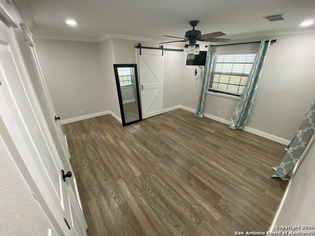 Listing photo id 9 for 606 Phelps S