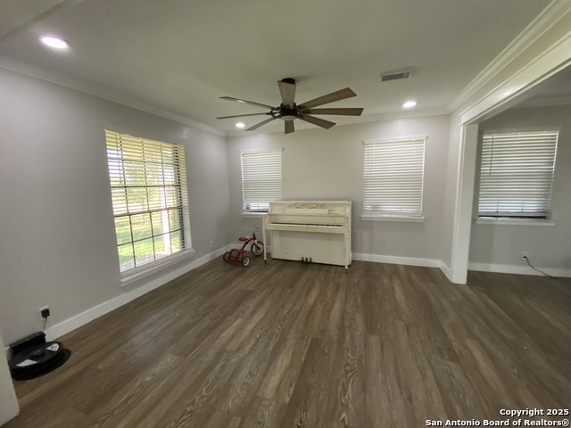 Listing photo id 3 for 606 Phelps S