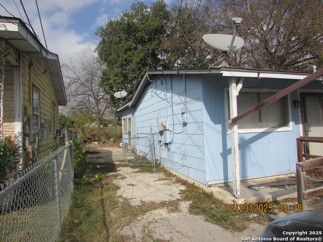 Image 2 of 27 For 415 Dorie