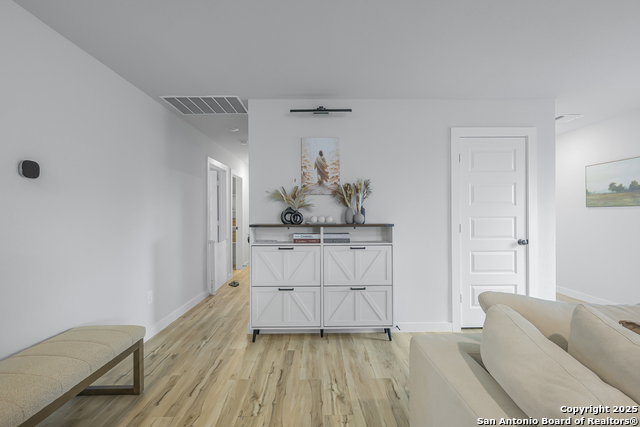 Listing photo id 12 for 5323 Franklin Hills