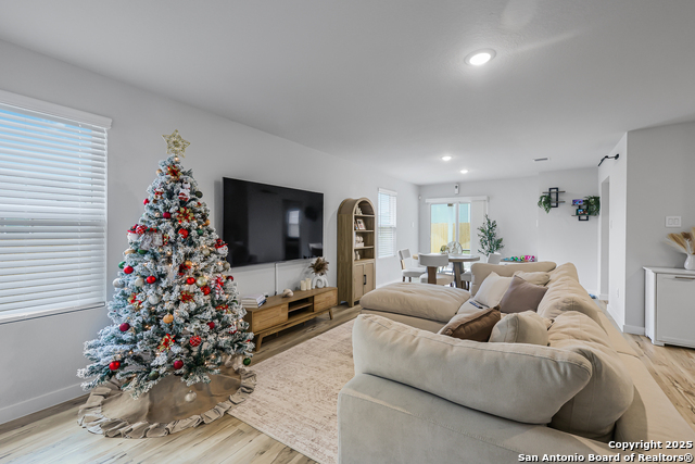 Listing photo id 5 for 5323 Franklin Hills