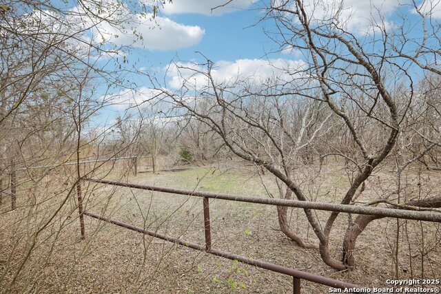 Listing photo id 12 for 10701 Fm 1625