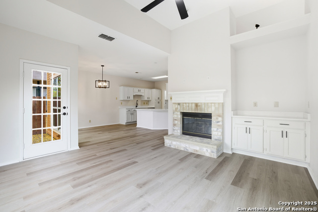 Image 5 of 22 For 5886 Spring Sq