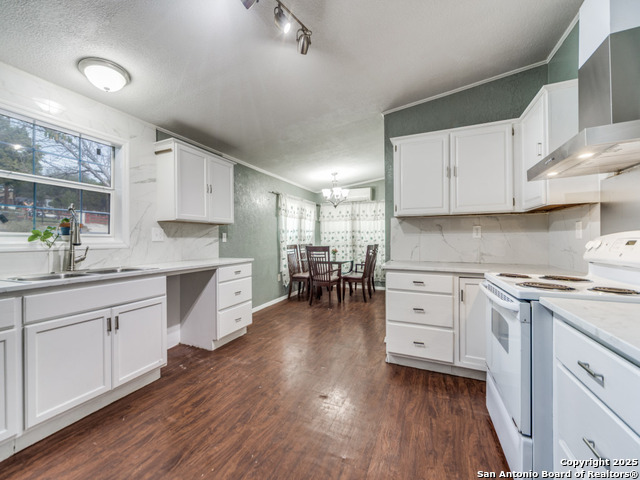 Image 10 of 25 For 705 Walnut Way