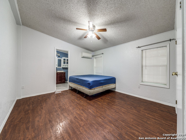 Image 14 of 25 For 705 Walnut Way