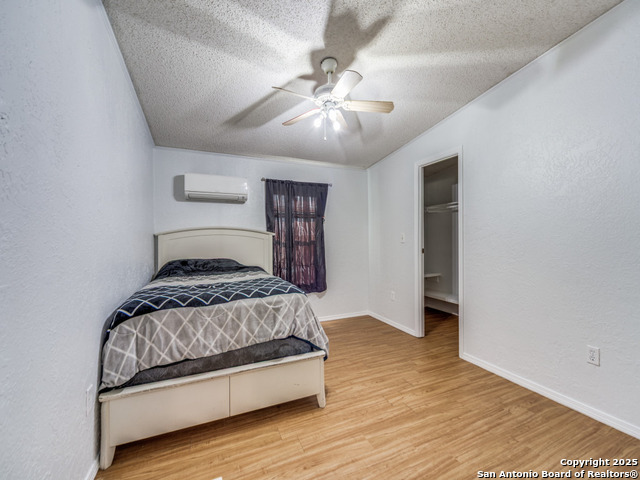 Image 17 of 25 For 705 Walnut Way