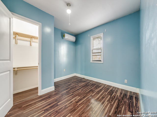 Image 23 of 25 For 705 Walnut Way