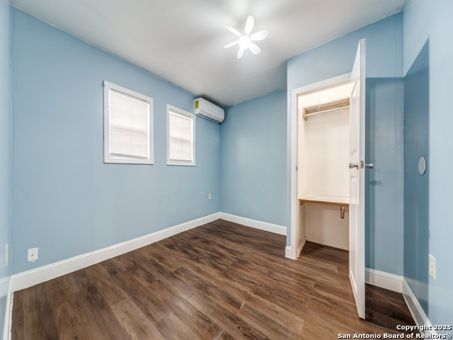 Image 24 of 25 For 705 Walnut Way