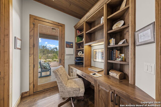 Listing photo id 17 for 131 Bootlegger Ln N