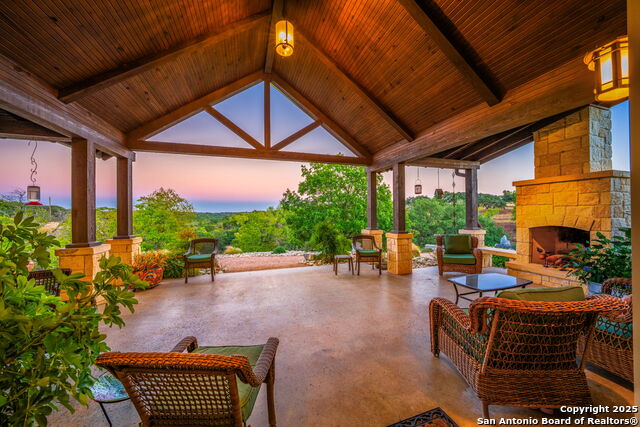 Listing photo id 5 for 131 Bootlegger Ln N