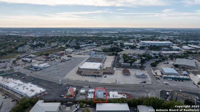 Listing photo id 3 for 4115 Naco Perrin