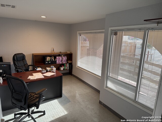 Listing photo id 4 for 4115 Naco Perrin