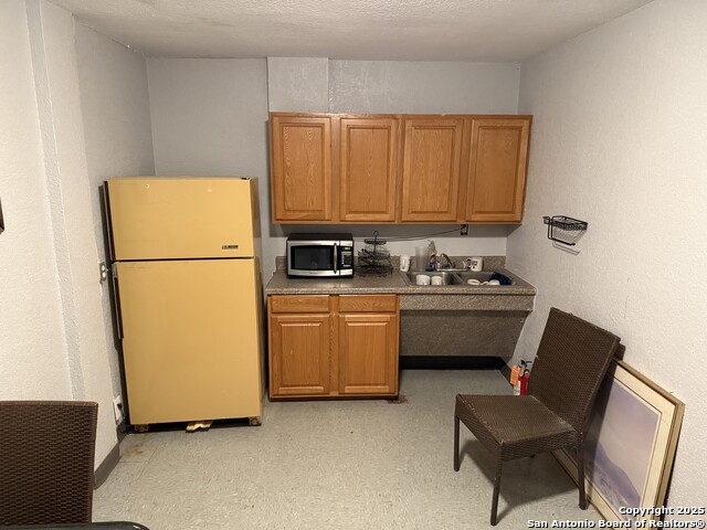 Listing photo id 6 for 4115 Naco Perrin