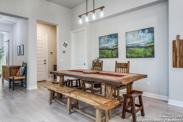 Listing photo id 11 for 128 Cinnamon Creek