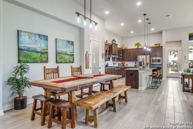 Listing photo id 2 for 128 Cinnamon Creek