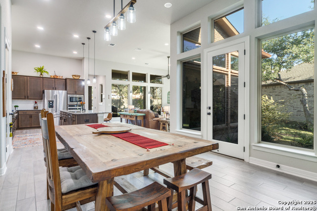 Listing photo id 3 for 128 Cinnamon Creek