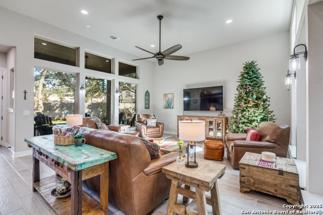 Listing photo id 4 for 128 Cinnamon Creek