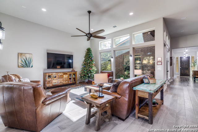 Listing photo id 5 for 128 Cinnamon Creek