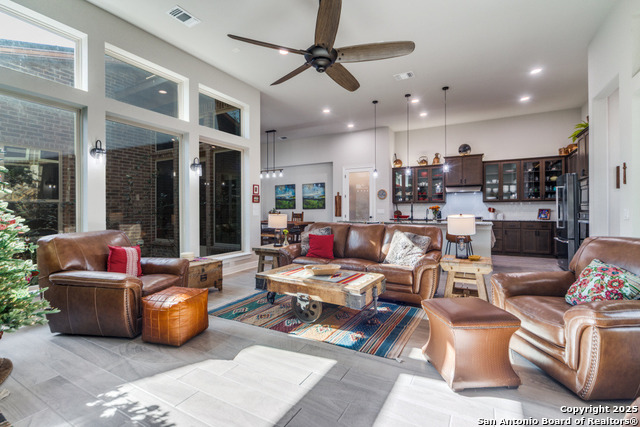 Listing photo id 6 for 128 Cinnamon Creek